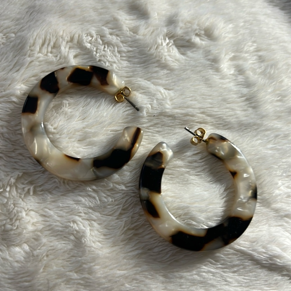 Madewell Resin Hoop Earrings in Marbled Tortoise